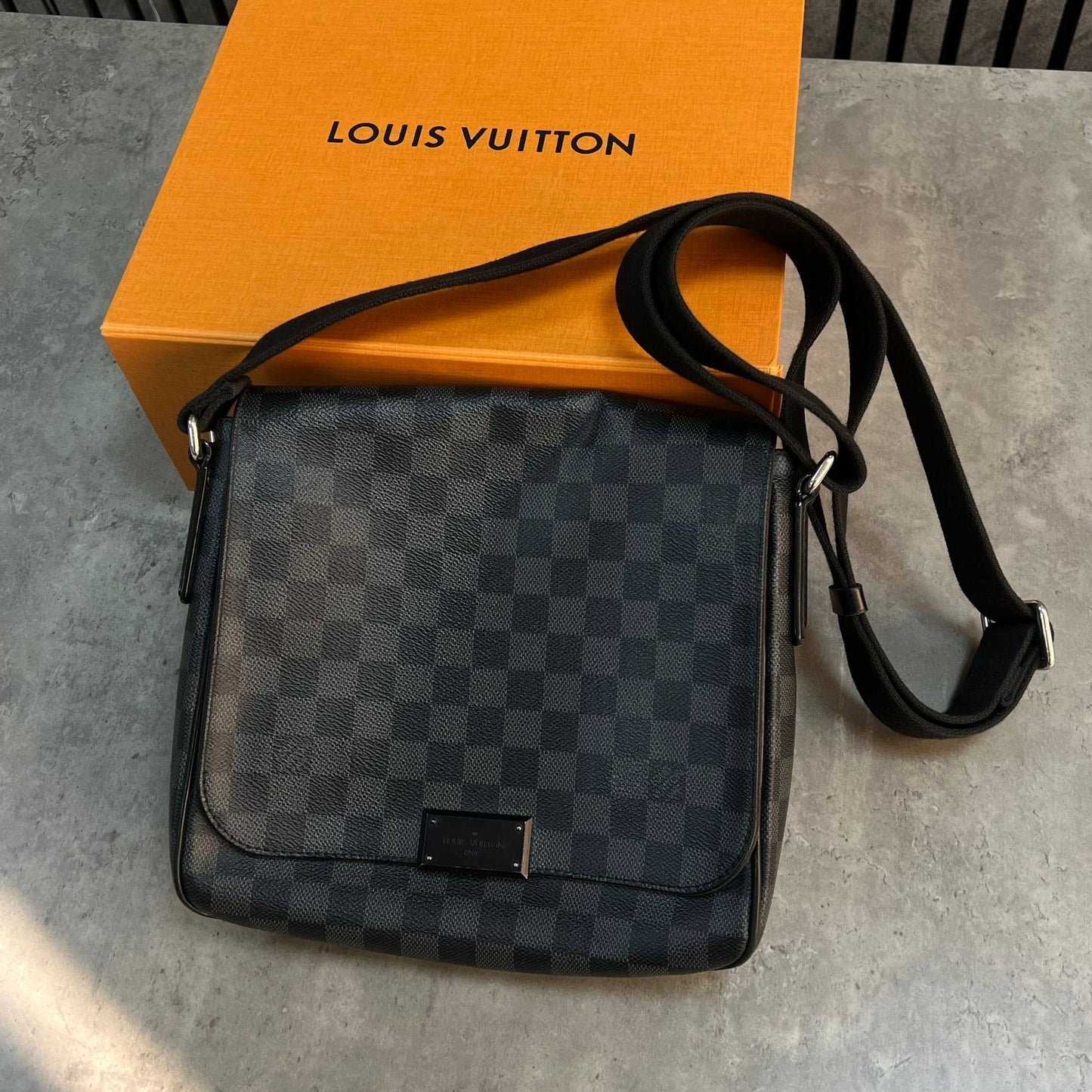 LOUIS VUITTON
Damier Graphite Canvas Daniel MM Messenger Bag